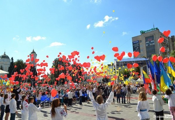 Мер Луцька у День міста заговорив сімома мовами. ФОТО