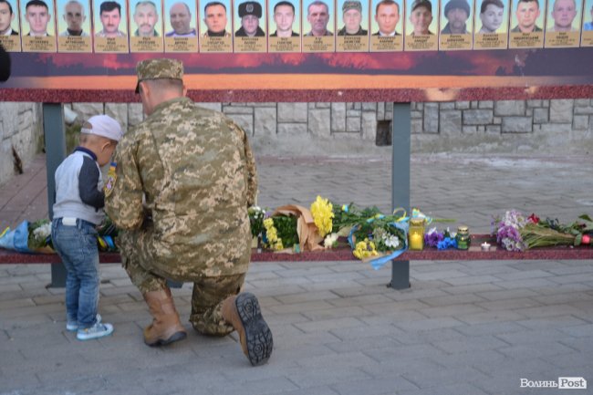 «Небо бачить, що їх пам'ятають». У Луцьку вшанували загиблих в Іловайському котлі