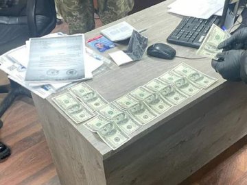 На Волині чоловік намагався підкупити прикордонника за тисячу доларів, аби виїхати з України