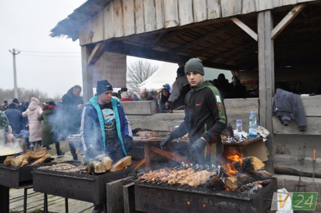 Під музику оркестру, з фотозоною та співами: як у Жидичині святкували Водохреще. ФОТО