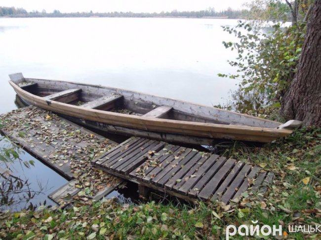 Безлюддя і човни з водою: волинське озеро восени. ФОТО