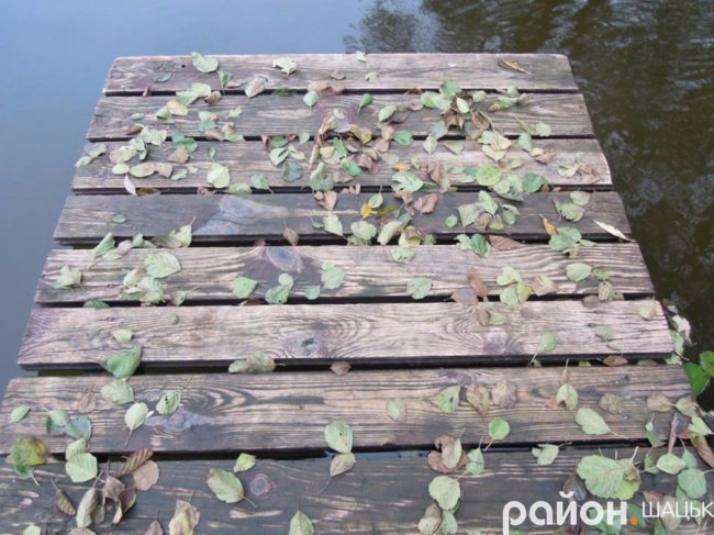 Безлюддя і човни з водою: волинське озеро восени. ФОТО