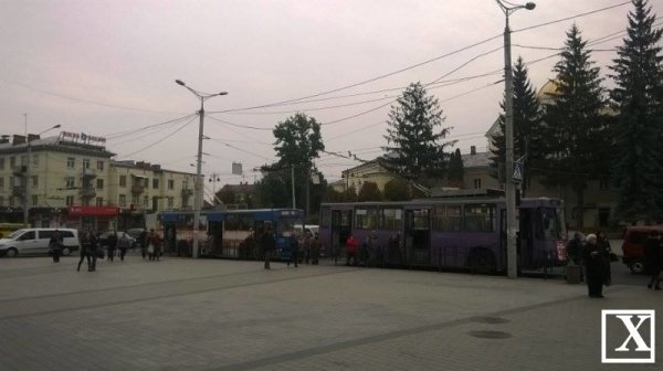 ДТП у Луцьку: не розминулися тролейбус та маршрутка. ФОТО