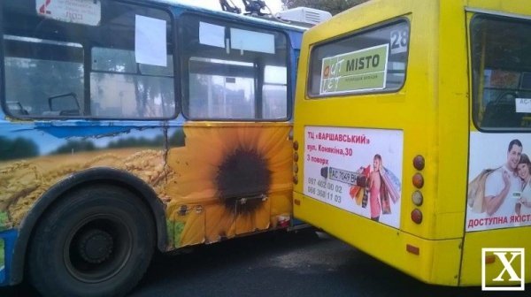 ДТП у Луцьку: не розминулися тролейбус та маршрутка. ФОТО