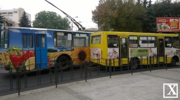 ДТП у Луцьку: не розминулися тролейбус та маршрутка. ФОТО