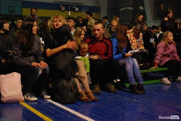 У Луцьку «Нова лінія» та спортзал стали театрами. ФОТО. ВІДЕО