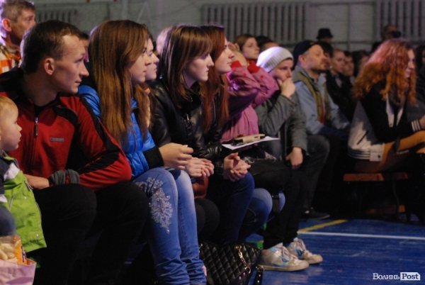 У Луцьку «Нова лінія» та спортзал стали театрами. ФОТО. ВІДЕО