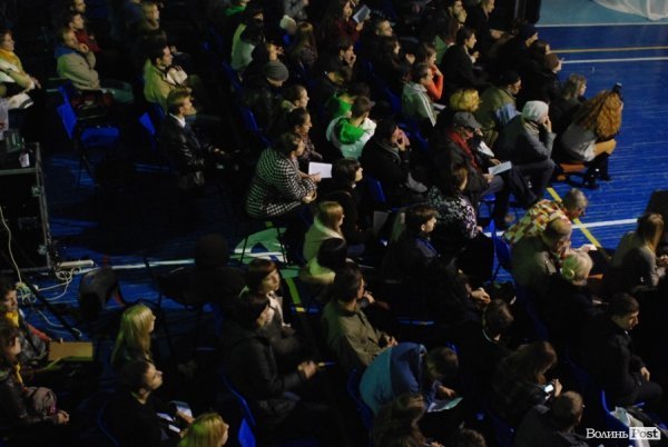 У Луцьку «Нова лінія» та спортзал стали театрами. ФОТО. ВІДЕО