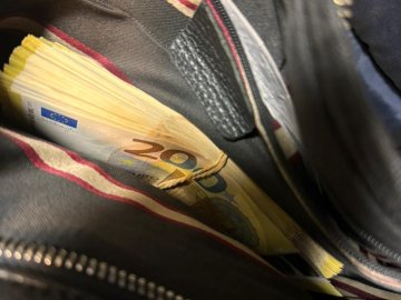 Волинські митники затримали чернігівчанина, який намагався незаконно провести у валізі велику суму готівки