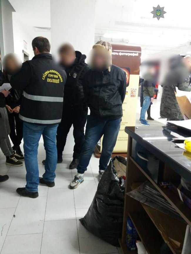 Поліція за кілька годин розшукала злодія, який вкрав мобільний телефон у продавчині квітів. ФОТО