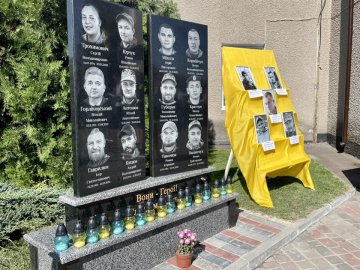 У волинському коледжі встановили пам’ятну стелу полеглим Героям
