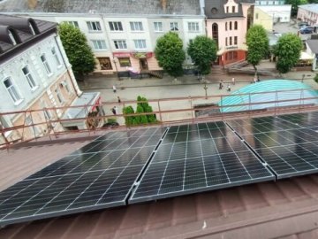 На даху ЦНАПу у Луцьку встановлюють сонячні панелі