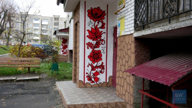 На Волині під'їзди до багатоповерхівки ОСББ прикрасили квітковими розписами. ФОТО