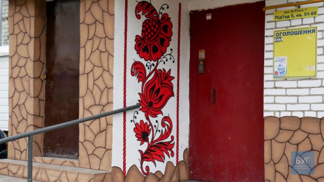 На Волині під'їзди до багатоповерхівки ОСББ прикрасили квітковими розписами. ФОТО