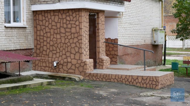 На Волині під'їзди до багатоповерхівки ОСББ прикрасили квітковими розписами. ФОТО