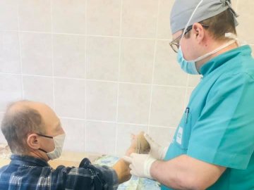 Луцькі лікарі врятували руку для чоловіка, який покалічився циркуляркою. ФОТО