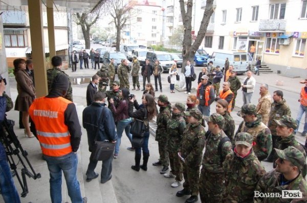 У Луцьку революціонери навідалися до «агентів Кремля». ФОТО