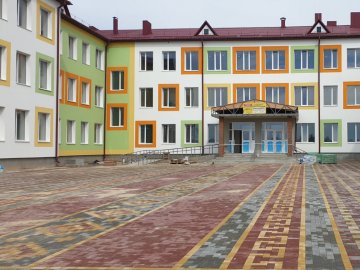 Чому на стінах новозбудованої школи на Волині з`являється цвіль. ВІДЕО