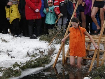 Водохреще в Іваничах: пірнання і колядки