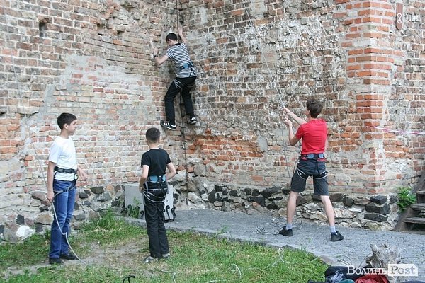 У Луцьку на древніх стінах вчили альпінізму. ФОТО
