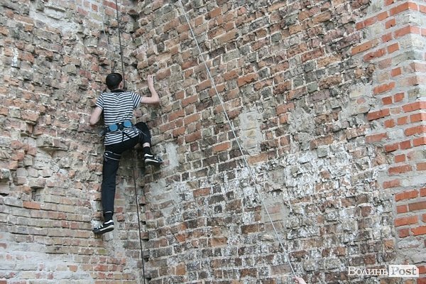 У Луцьку на древніх стінах вчили альпінізму. ФОТО
