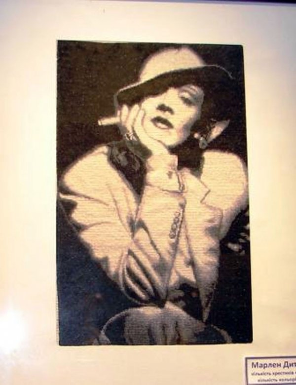 В обласному музеї - унікальна виставка вишитих картин. ФОТО