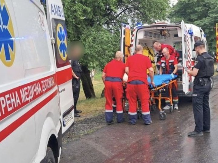 На Волині від удару блискавки знепритомніли семеро людей: деталі