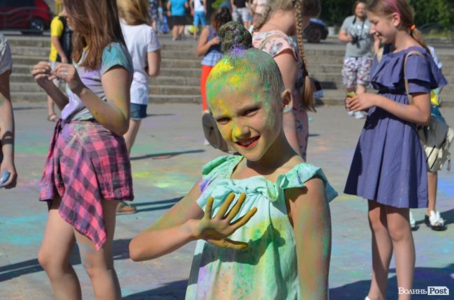 Кольорова подія року: як у Луцьку святкують День молоді. ФОТО