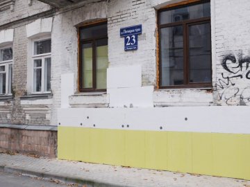 «Хто нищить наше місто?» – лучанин обурений утепленням історичного будинку. ФОТО