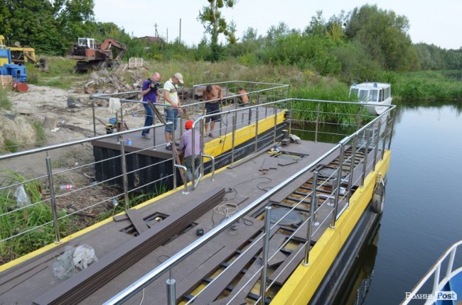 Буксирували по Стиру: у центральному парку Луцька монтують «плавучу пристань»