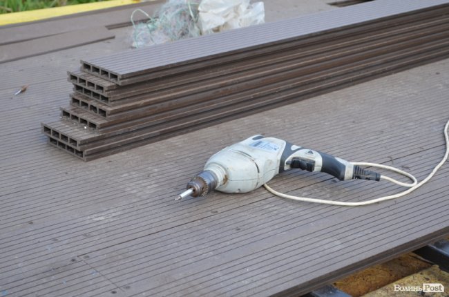 Буксирували по Стиру: у центральному парку Луцька монтують «плавучу пристань»