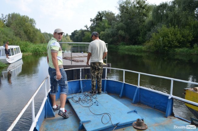 Буксирували по Стиру: у центральному парку Луцька монтують «плавучу пристань»