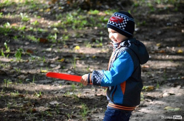 Лучани винесли 150 мішків сміття з скверу Героїв Майдану. ФОТО 