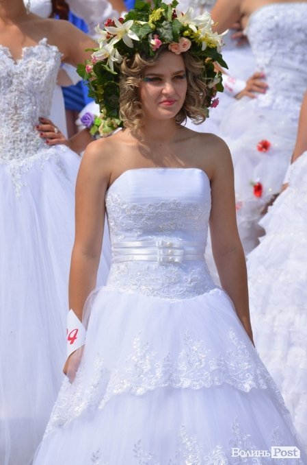 У Луцьку наречені вийшли на парад. ФОТО