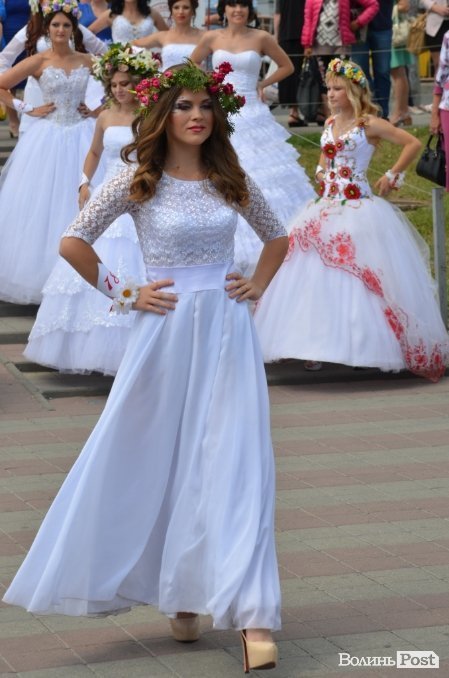 У Луцьку наречені вийшли на парад. ФОТО