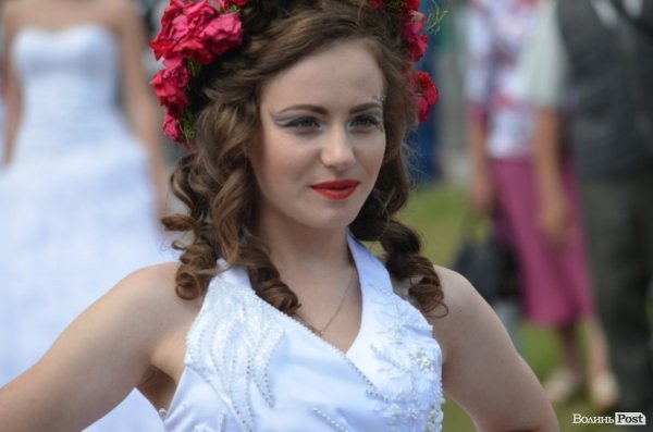 У Луцьку наречені вийшли на парад. ФОТО
