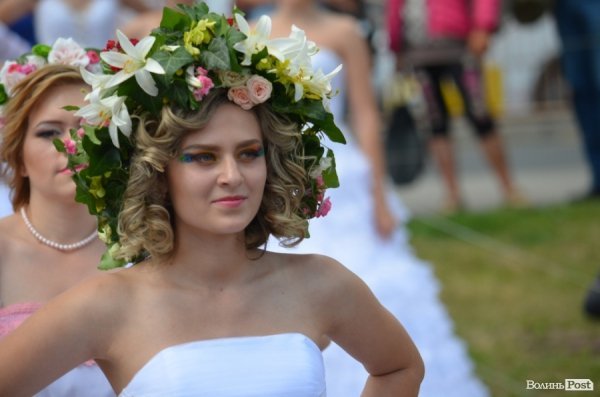 У Луцьку наречені вийшли на парад. ФОТО