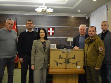 Колектив волинського медінституту купив модифікований дрон для воїнів-земляків