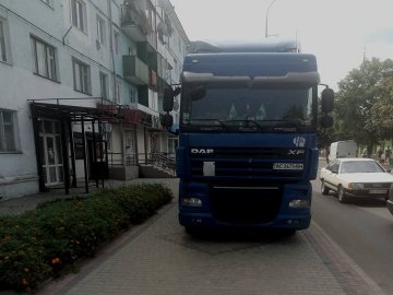 У Володимирі-Волинському фура перегородила тротуар. ФОТО