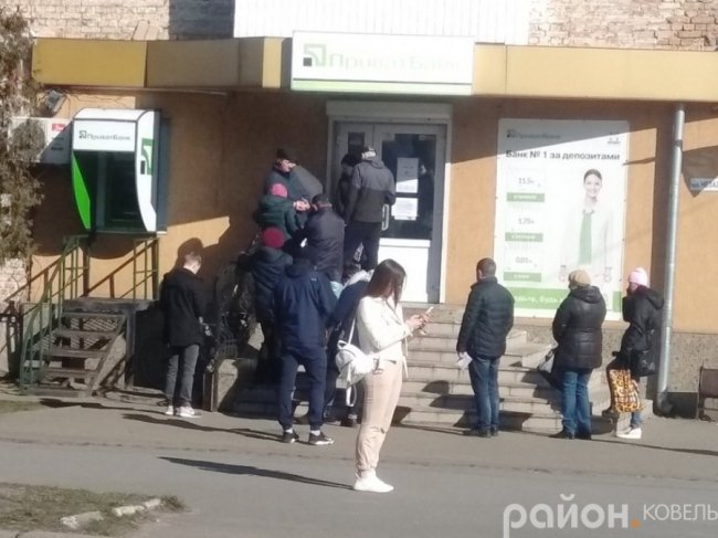 Карантин у Ковелі:  черги до банкоматів і стихійний ринок у центрі міста. ФОТО