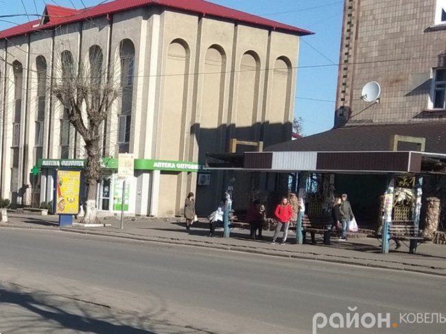 Карантин у Ковелі:  черги до банкоматів і стихійний ринок у центрі міста. ФОТО