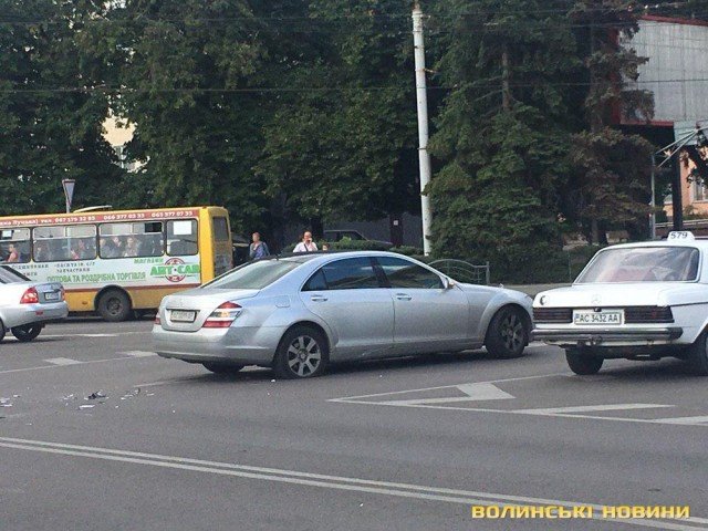 У центрі Луцька мотоцикліст влетів у Mercedes. ФОТО