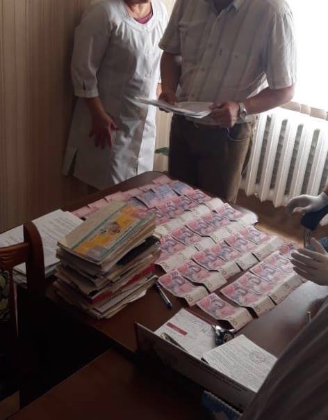 На Волині головний лікар медзакладу попався на хабарі