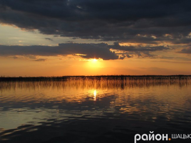 Палаюче небо: фото заходу сонця на Світязі