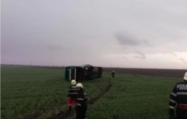 Зніс з дороги фури та автомобілі: Румунією пронісся «пекельний» торнадо. ВІДЕО