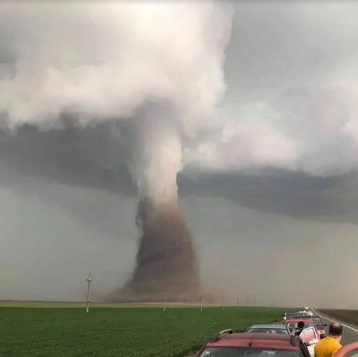 Зніс з дороги фури та автомобілі: Румунією пронісся «пекельний» торнадо. ВІДЕО