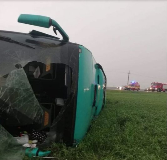 Зніс з дороги фури та автомобілі: Румунією пронісся «пекельний» торнадо. ВІДЕО