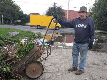 Муніципали спіймали лучанина, який перетворював вулицю на звалище