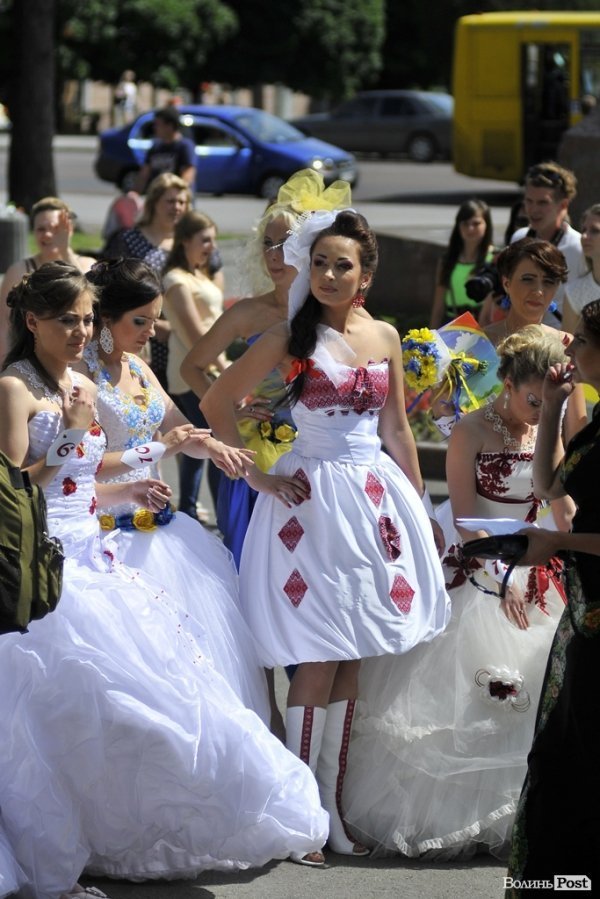 Парад наречених у Луцьку. ФОТО