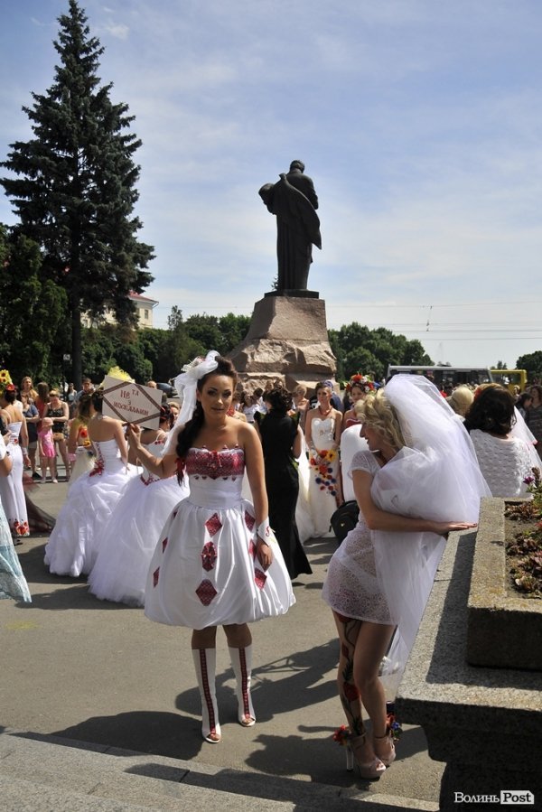 Парад наречених у Луцьку. ФОТО